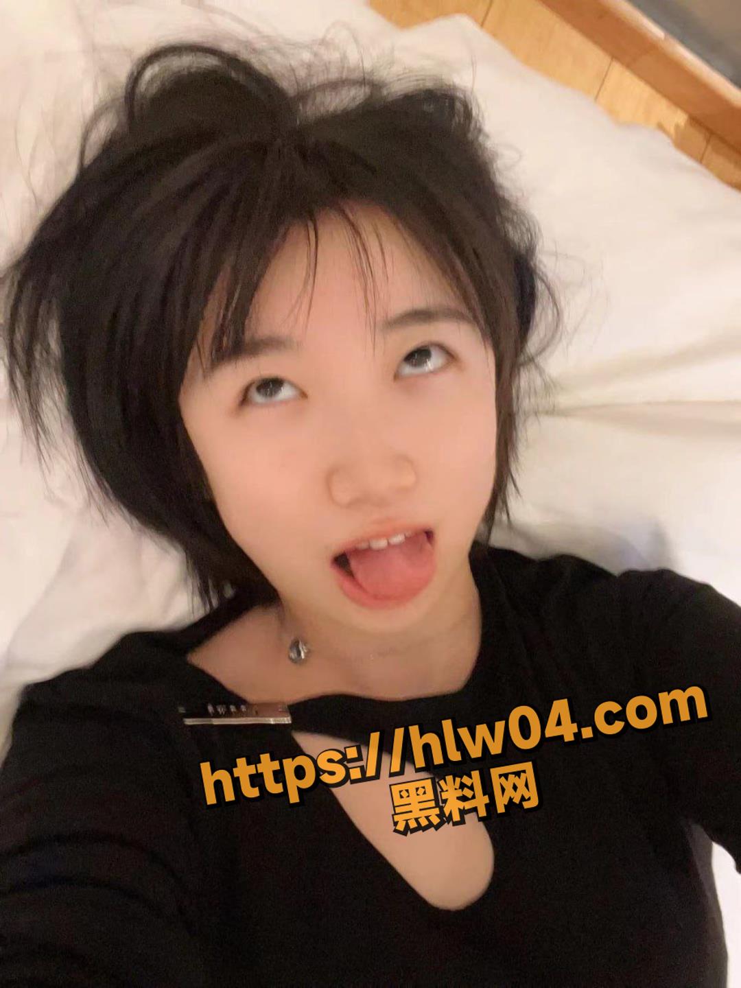 极品清纯高反差眼镜妹 看着清纯动人 实则风骚诱人 牙刷自慰 妥妥的骚货无疑！