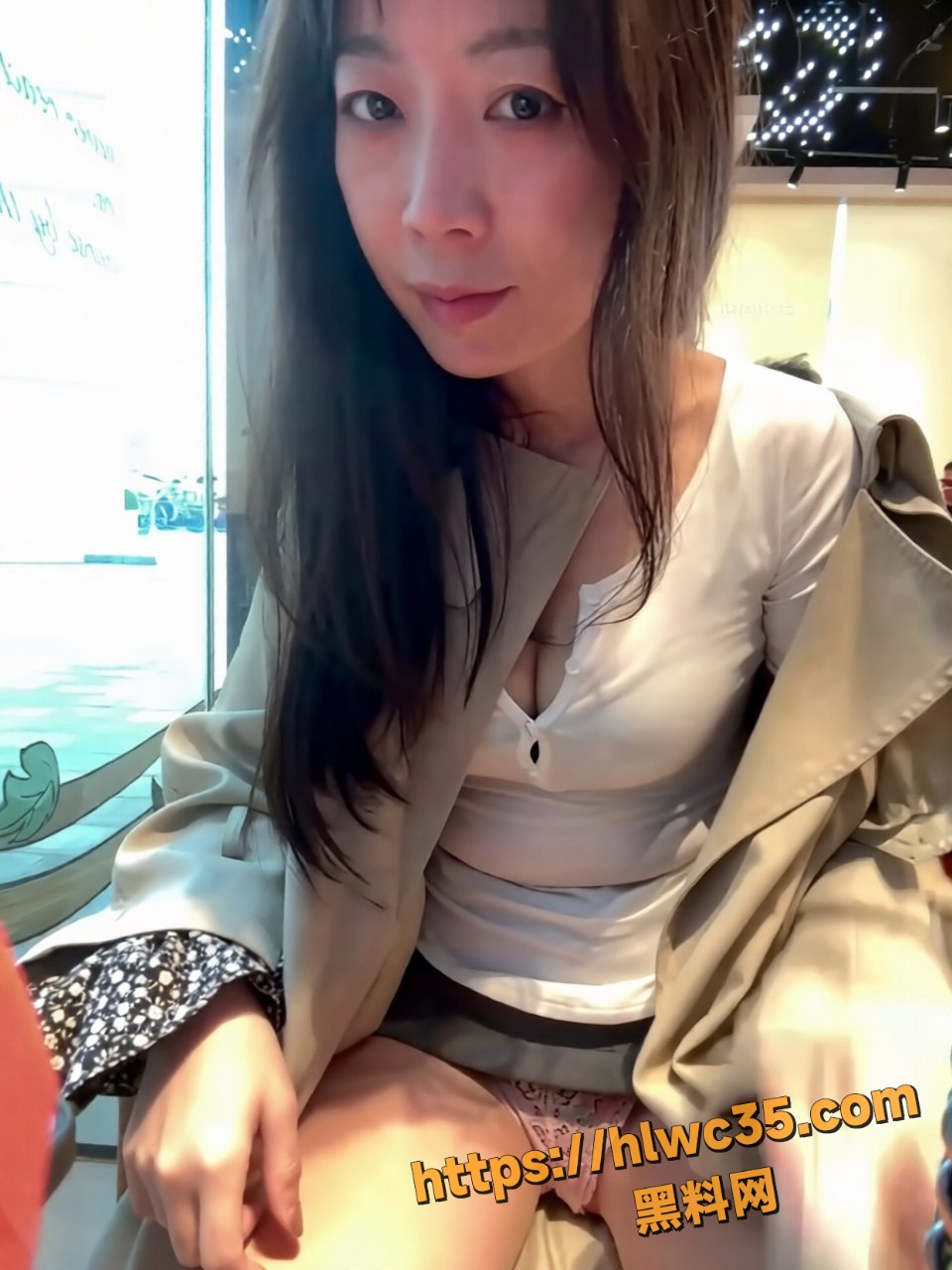 极品熟女 yourkeer 咖啡厅大胆露出春心荡漾  偷用跳蛋享受刺激