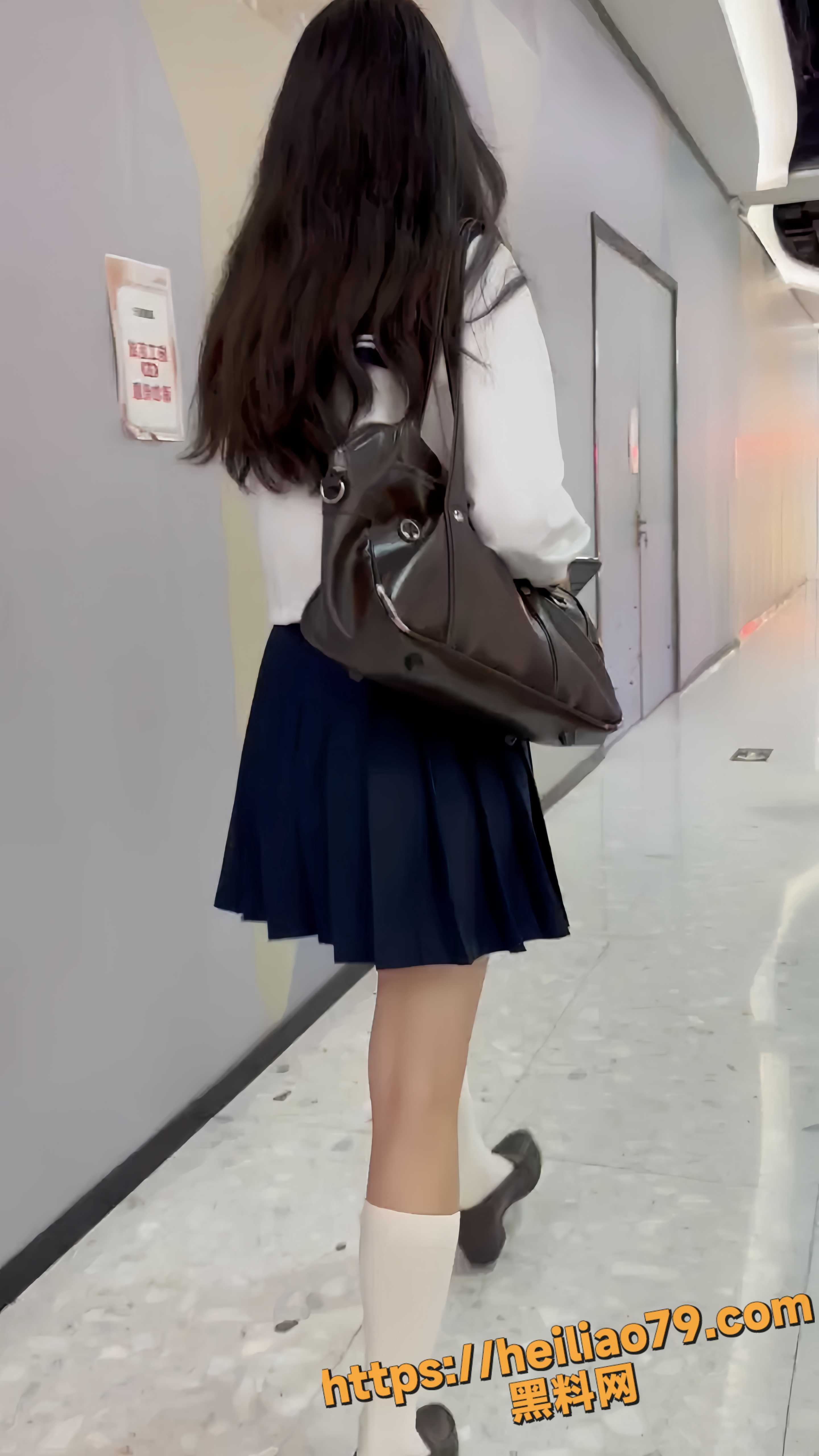 制服小姐姐逛街走光 灰色内裤裙底全露 超嫩大屁股全被看光