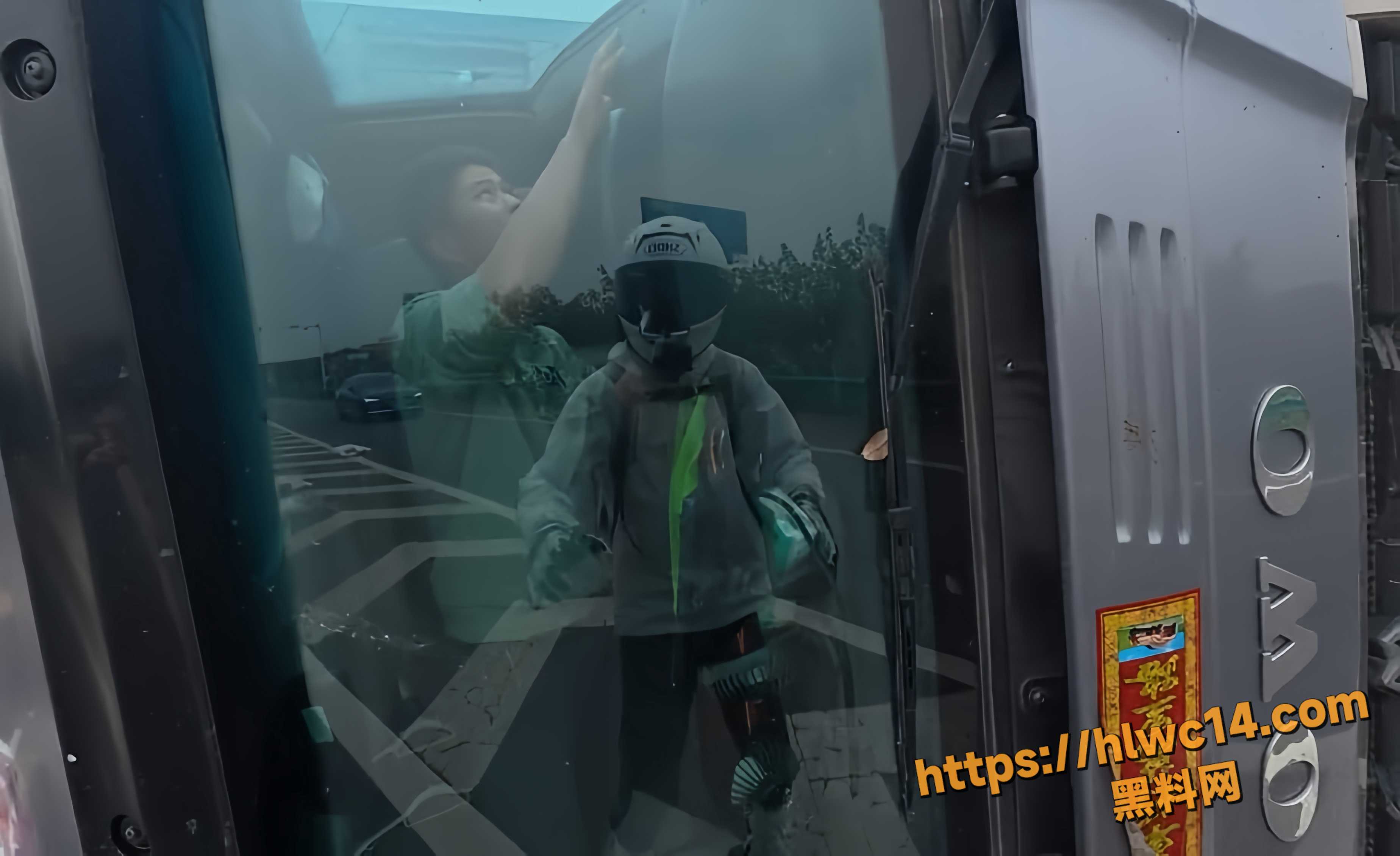 黑料正能量 暖心摩友 高速公路上勇救侧翻的货车司机 再现感人瞬间！