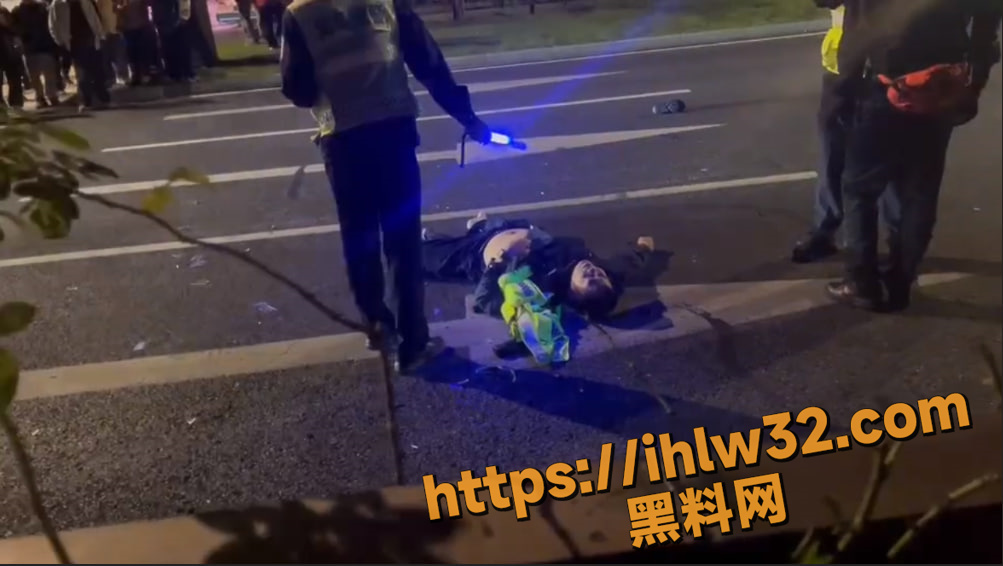 10月10日凌晨义乌警方接到举报有人炸街，赶到抓捕阻拦被强行冲关直接撞飞，骑车的一点事都没有！