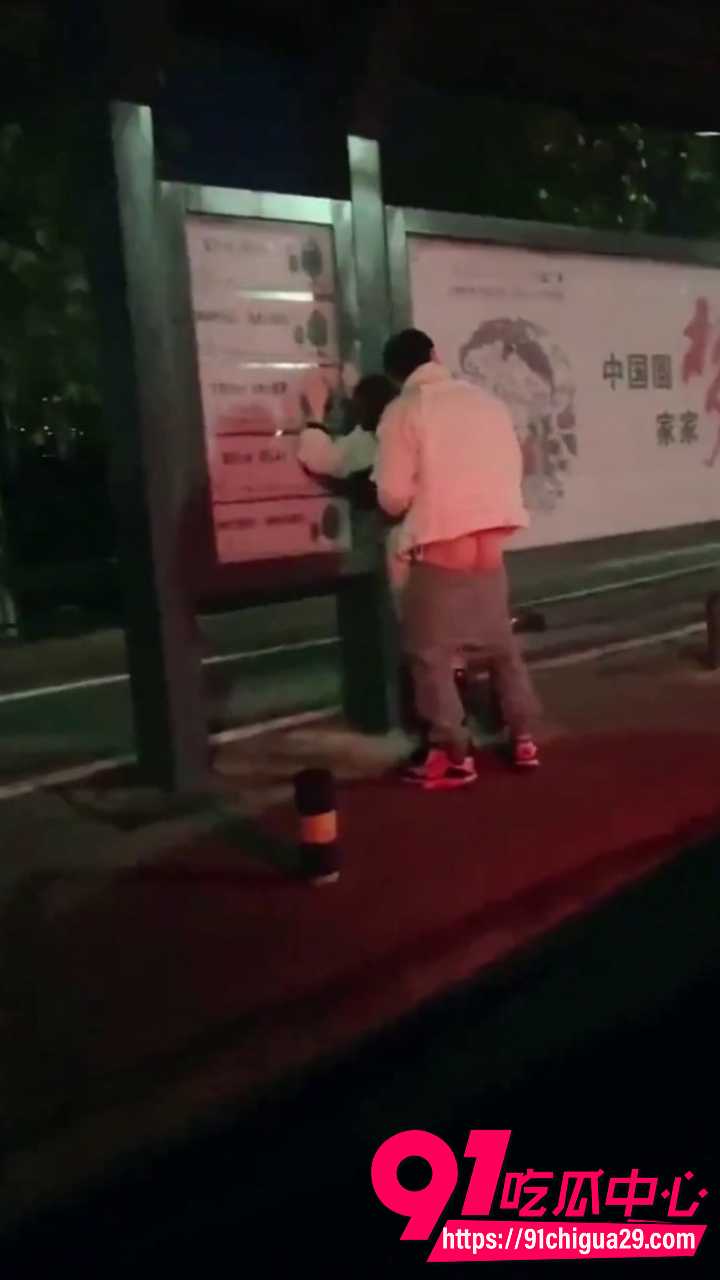 高颜值公交站女神公共场合被男人后入猛干9