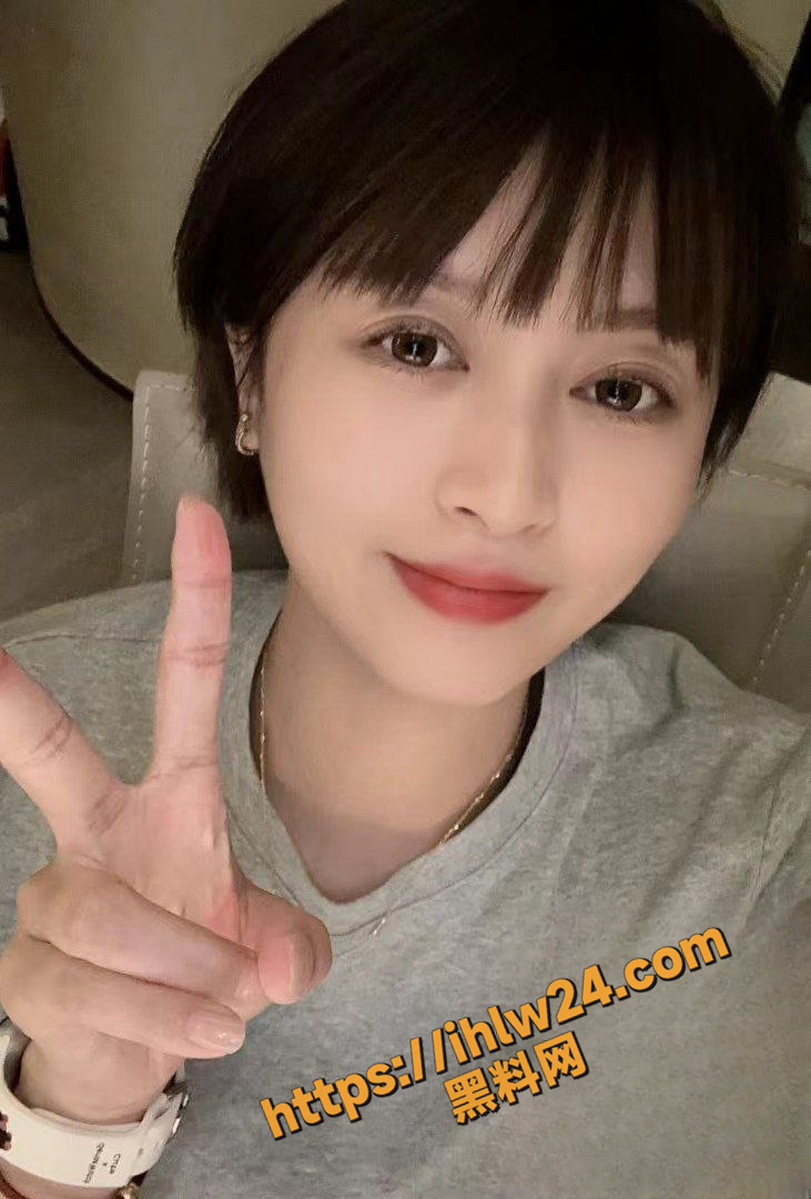 上海公务员 Ivy未央 曾在推特售卖户外露出视频 外秀内骚 各种漏出 现已改行时政评论！绝版资源且看且珍惜