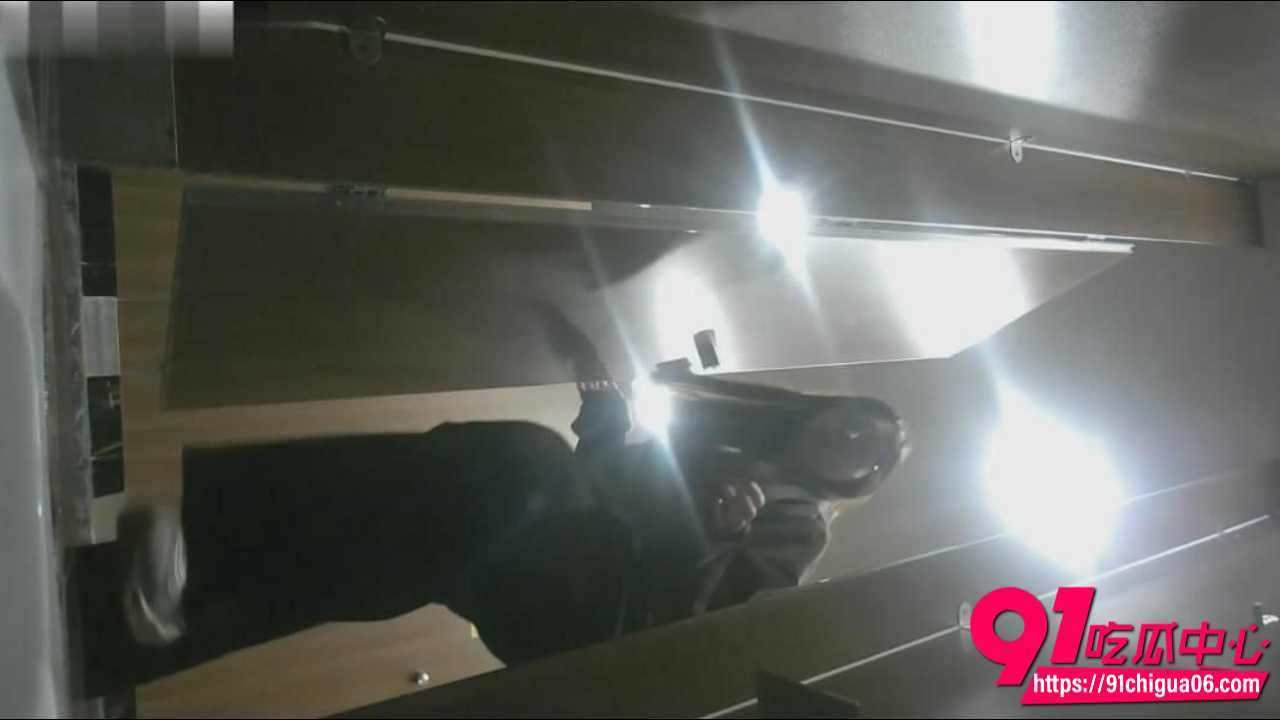 酒吧女厕后排偷拍 7 酒吧女厕后排偷拍 7