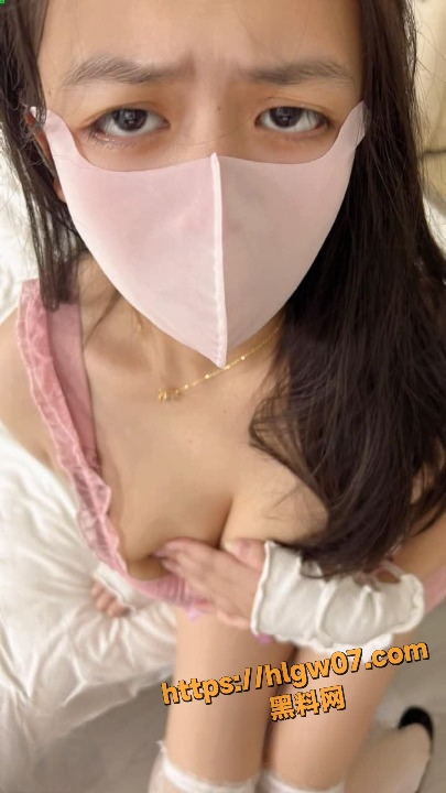 海角社区 奶子即正义 第21集 粉色性感小厨娘 伸着舌头迎接爸爸的恩惠