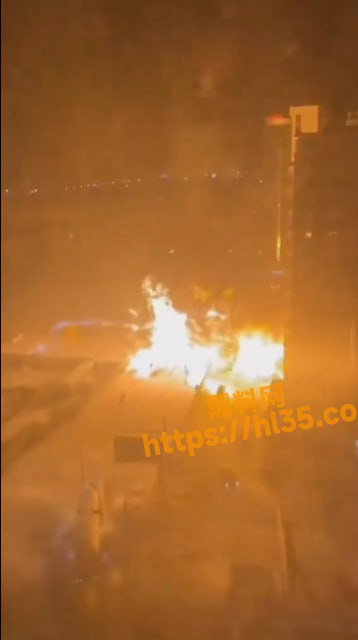 美国天然气泄露引起的连环爆炸现场流出！整个街道被火海笼罩且还有一男子浑身着火狂奔！