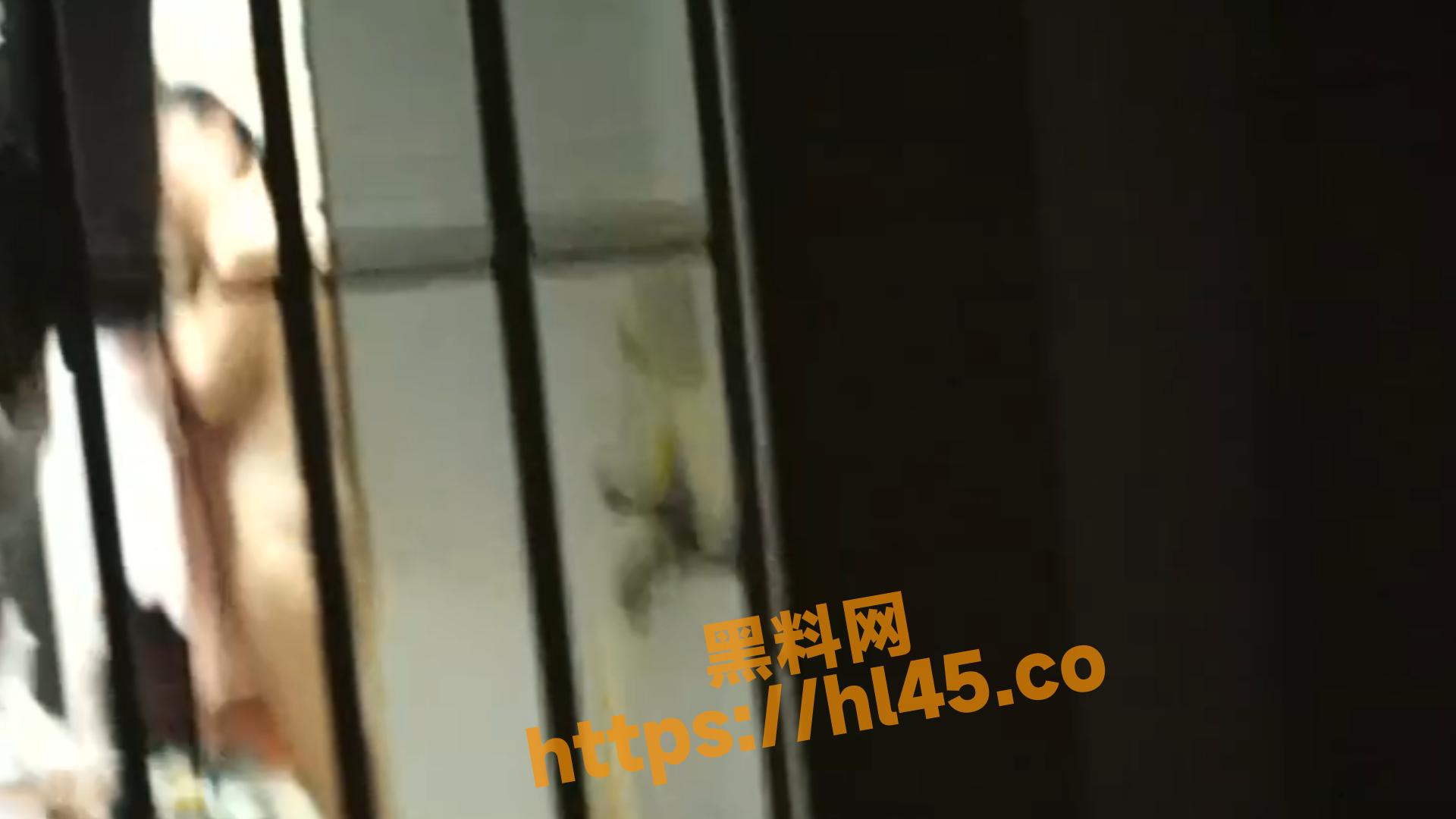 偷拍隔壁不爱穿衣服的大学生 肤白貌美大长腿 美乳翘臀太完美！