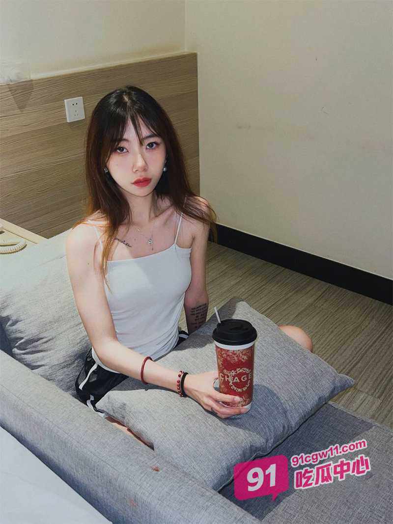 哈尔滨学生妹张怡～外表斯文乖巧甜美私底下却是骚浪母狗 约炮做爱视频被富二代曝光！ 配图3