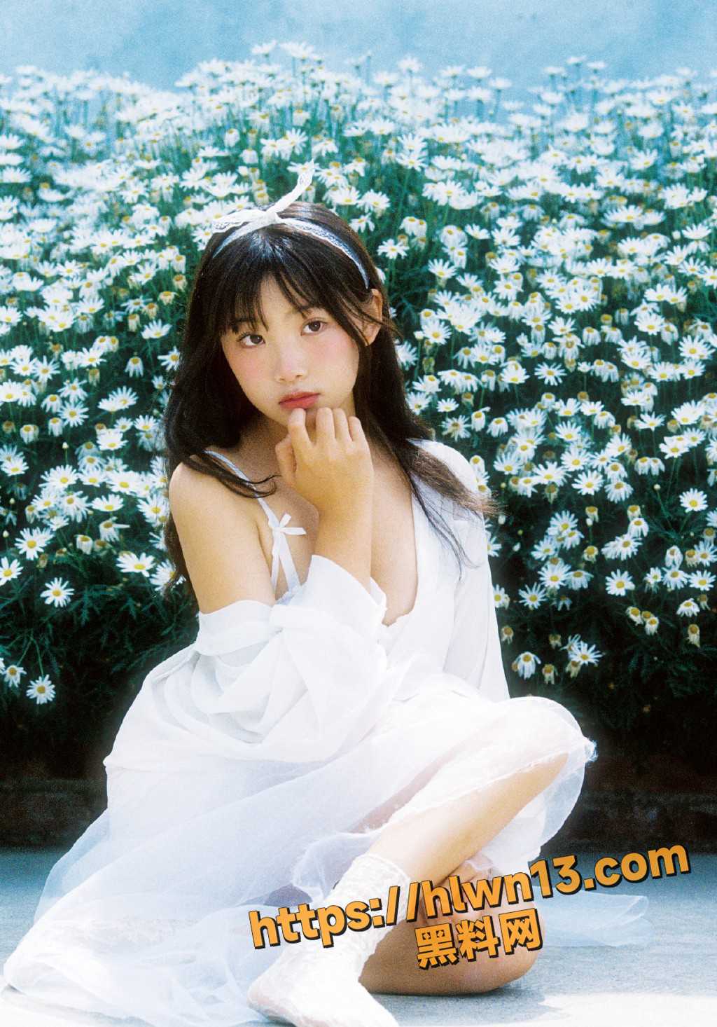 女厕里的变态 偷窥癖最爱的福利 偷拍大神在图书馆女厕所偷拍学妹尿尿 那用过的护垫包住打飞机！