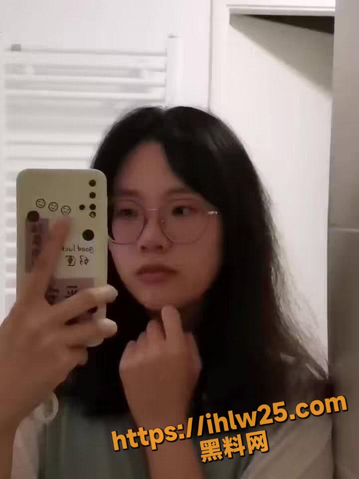 宁波母狗留学生 李晓亦 给男友带绿帽出轨 在法国留学期间发裸照勾引他人！