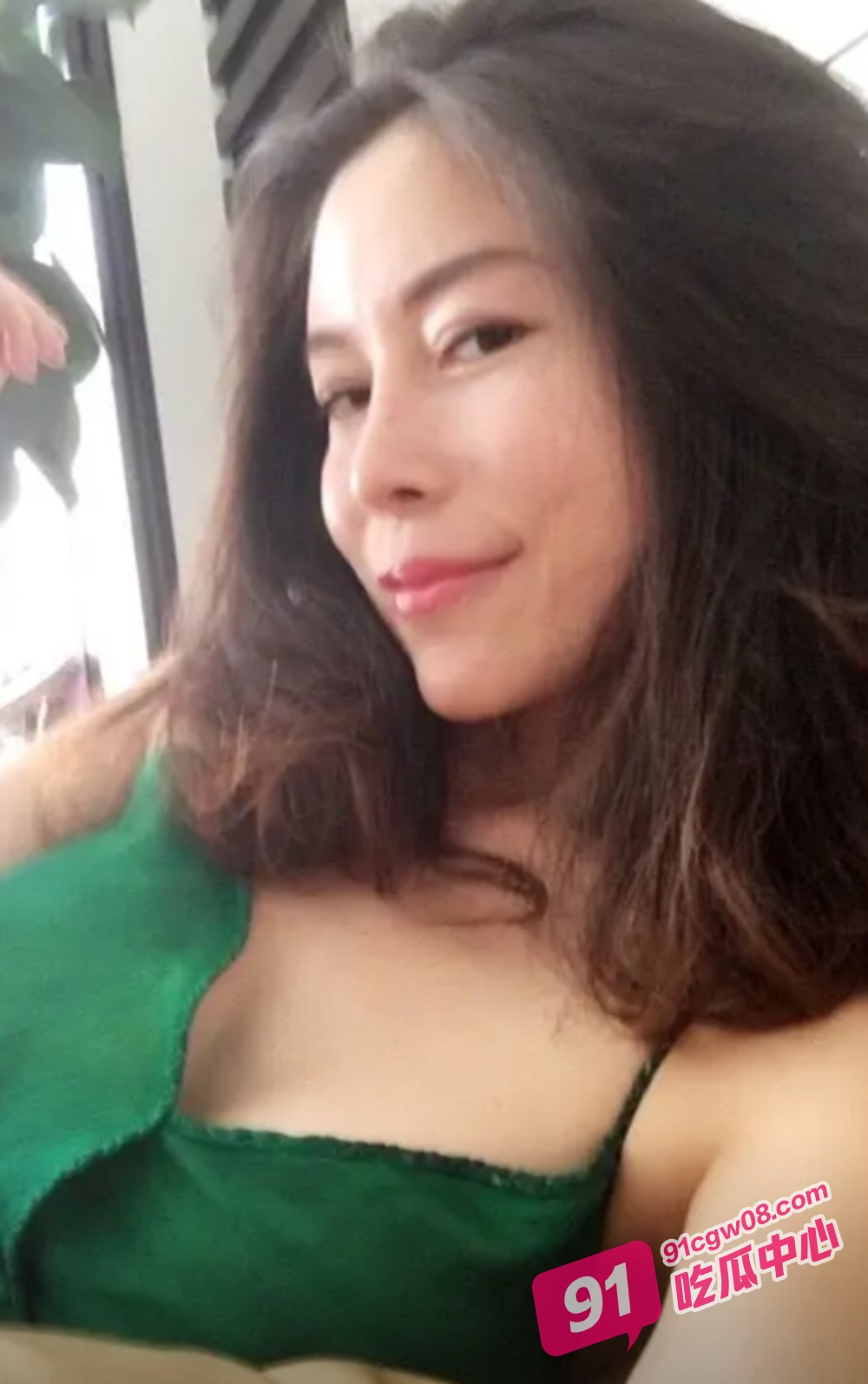吉林少妇 罗鑫 绝美大长腿为老公足交 致命的熟女诱惑属性 就是逼太黑了！ 配图
