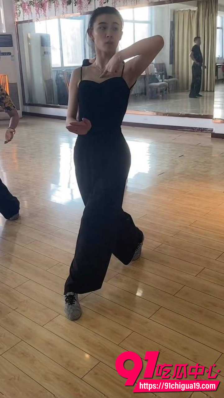 新婚少妇孙淼迷晕老公后跟债主当面开干9 新婚少妇孙淼迷晕老公后跟债主当面开干9