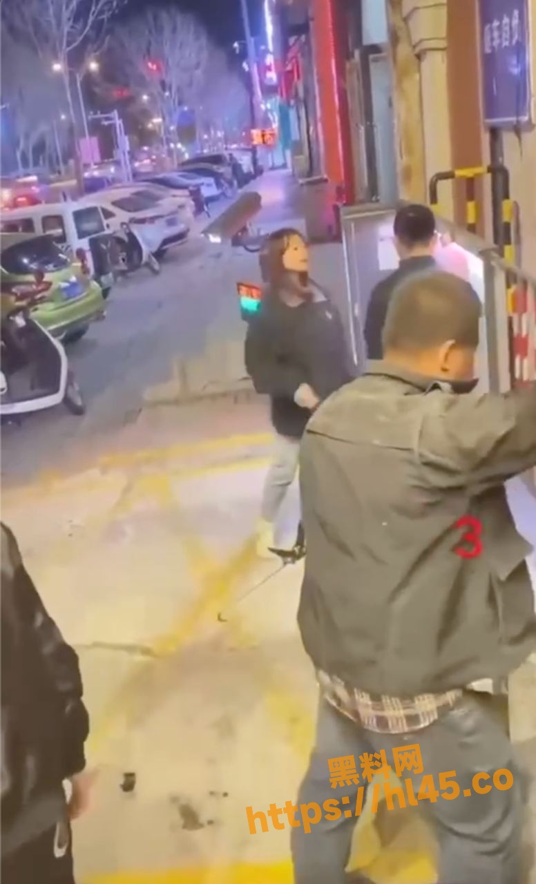 东北小仙女化身恶魔狂扇男子？！这男的也是个怂货当街被扇耳光且不敢还手！