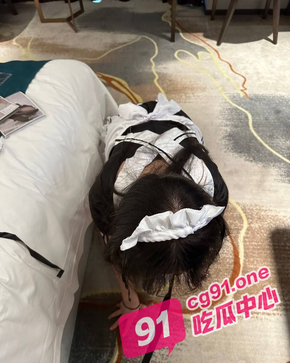 我的女仆女友被狗链子牵着遛 滴蜡足交后大力后入射尿调教