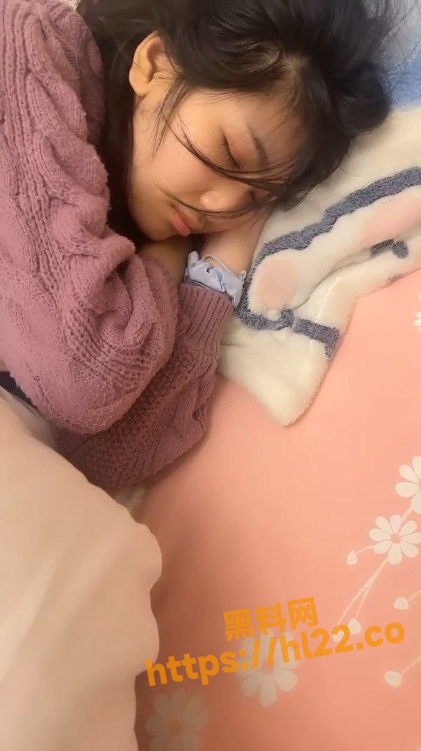 渣男半夜带好兄弟回家玩女友！在睡梦中的女友被拉起来强行3P把淫穴的白浆都溢了出来～