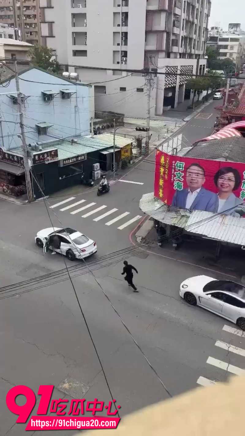 台湾司机路怒症发作 跟白车司机当街对骂 不服气追上去后被暴打