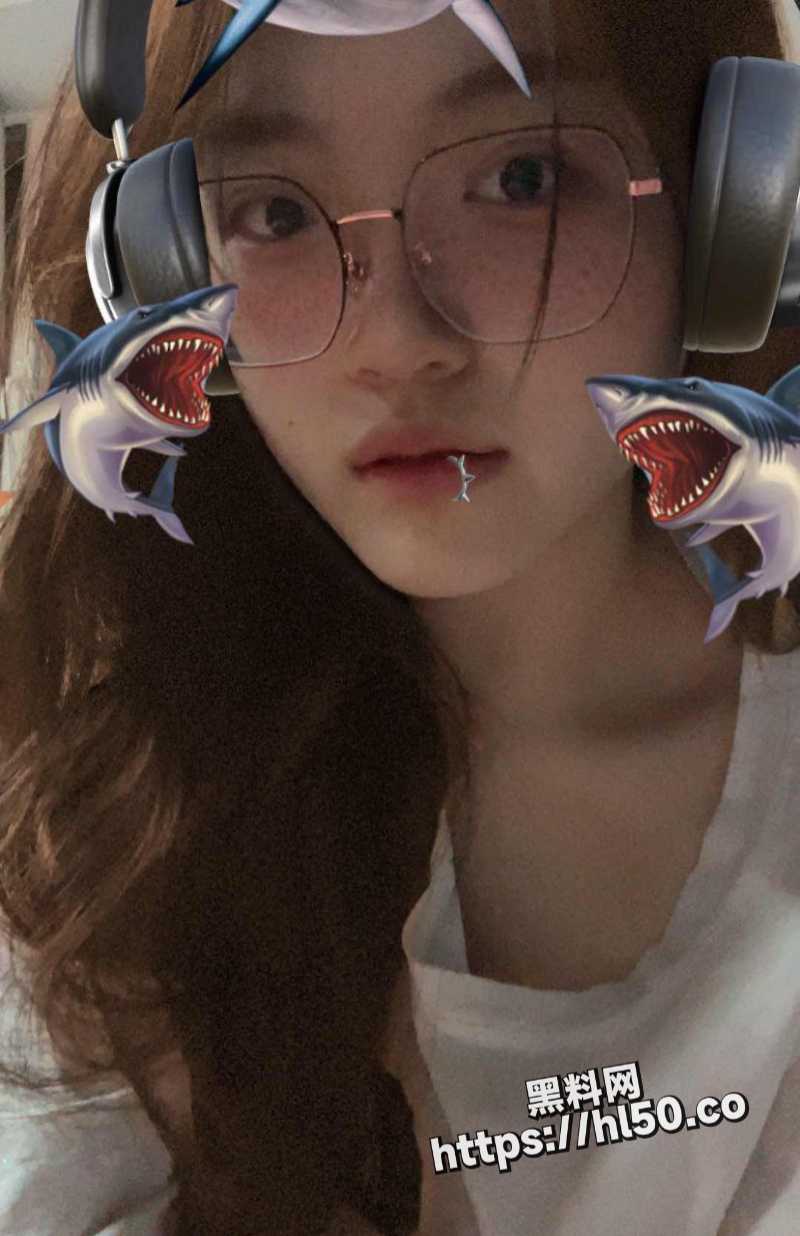 极品巨乳嫩穴高三卫校女生 小小年纪就尝到了偷情的刺激乐趣 小嫩逼太欠操了