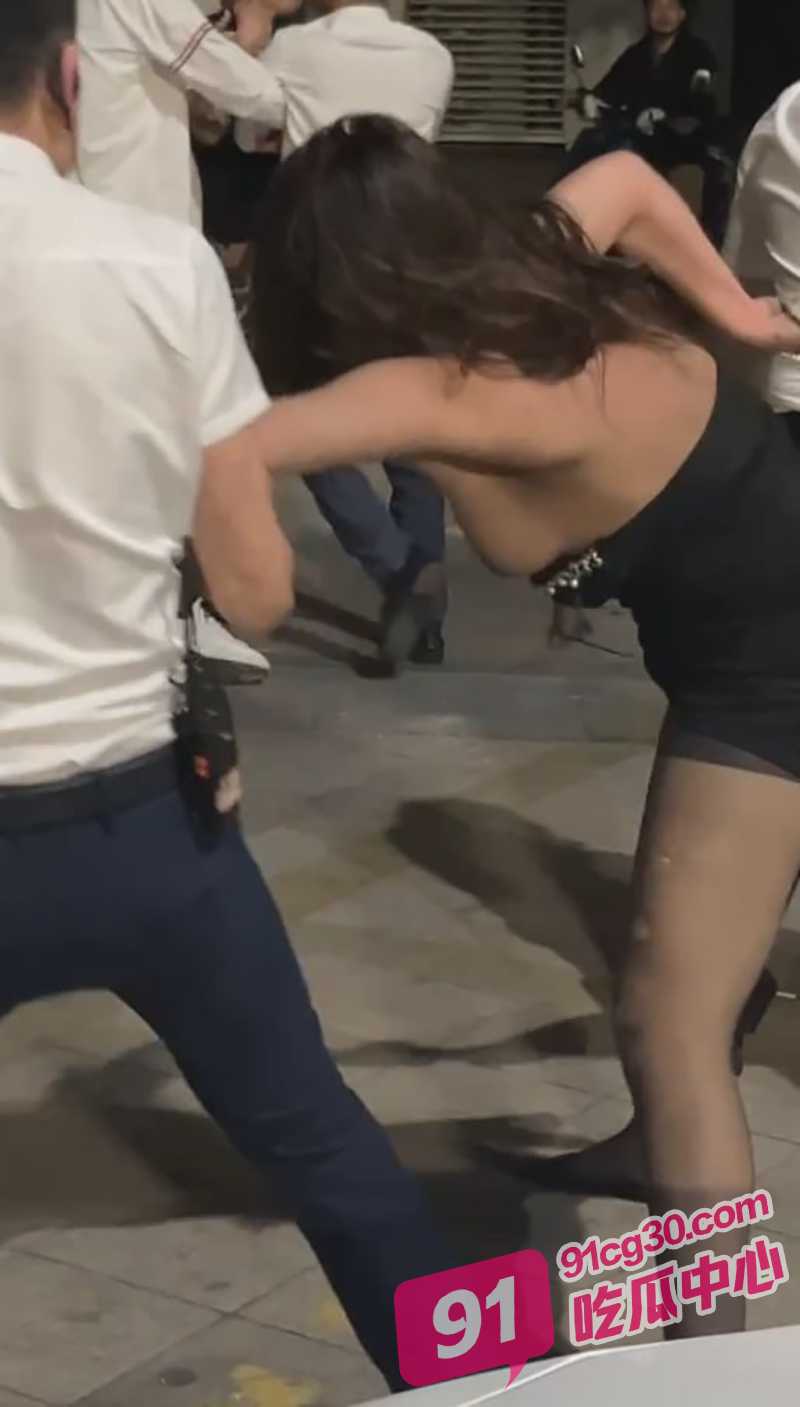 广西精神小妹撕逼现场 打的整个奶子都漏出来了 吃瓜群众非常爱看！