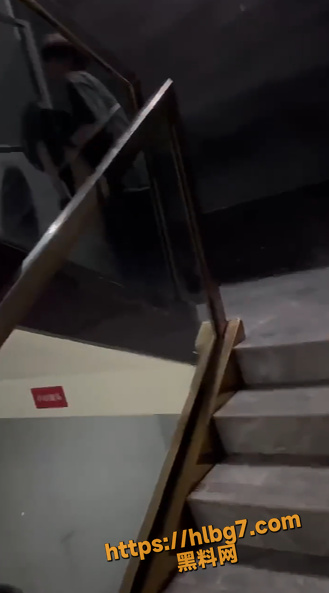 笑不活了 真他妈的狗 男的要被吓阳痿 女的要被吓到绝经 小情侣楼梯间打炮 一声大吼强行打断施法！