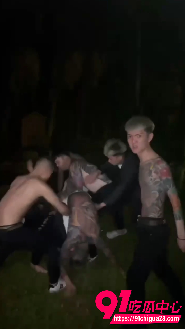 纹身精神小伙深夜草地被多人围殴3