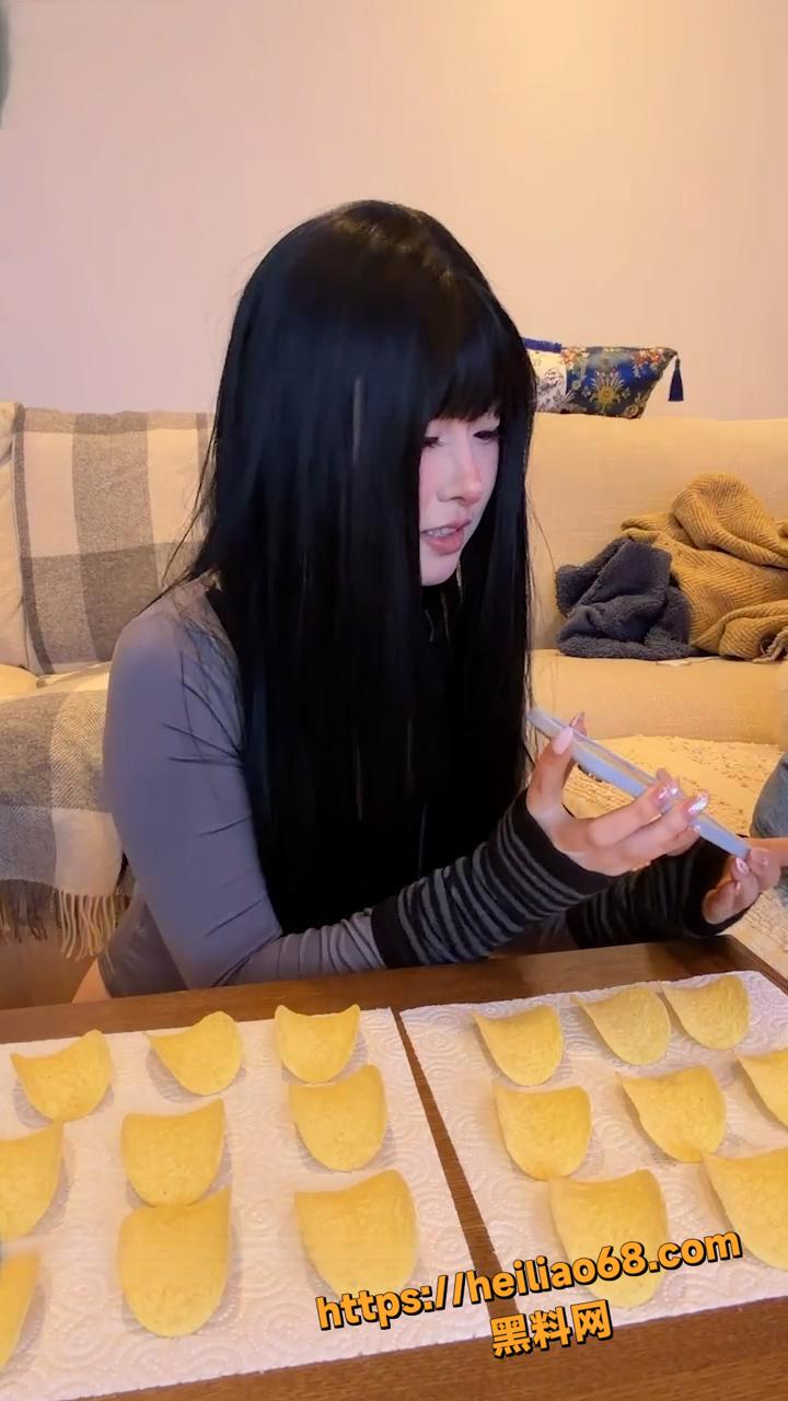 推特最骚网黄 噗噗 新作薯片游戏发布 跪舔深喉变肉便器 阿黑颜喷射高潮来袭