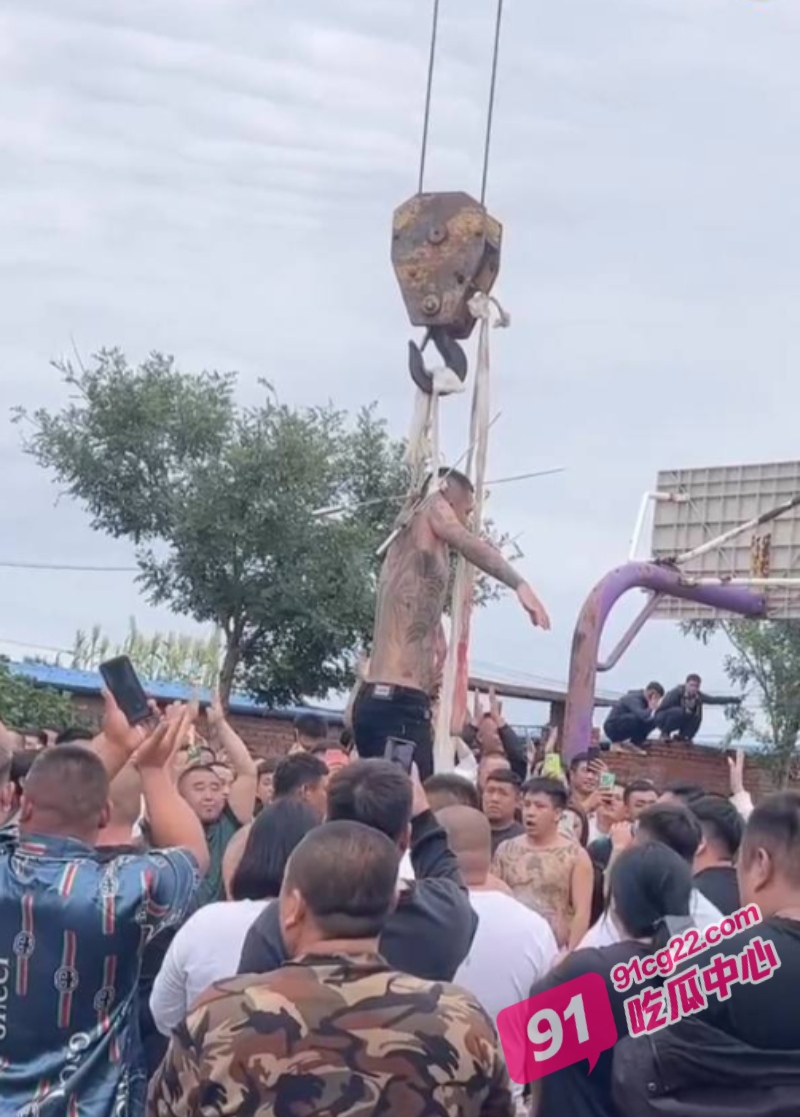 太狠了！为了钱来自海城的民间艺人竟然刺激表演肉穿刺悬挂大活人！ 配图4