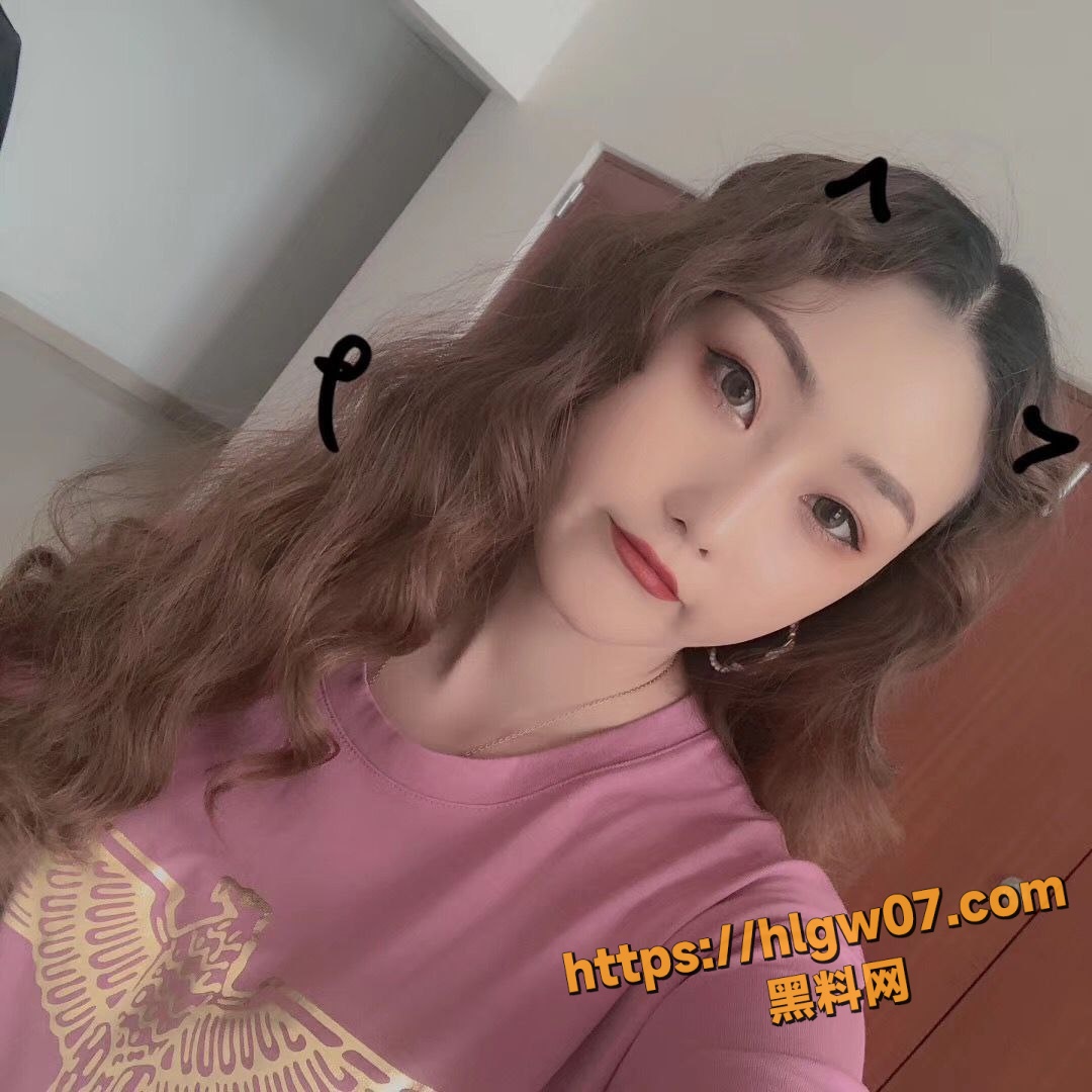 同学聚会 酒后竟然当着他人的面直接在酒桌上面干 场面相当淫乱 还有人旁边拍摄 叫声很大！