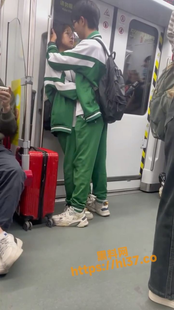 现在都这么早熟吗？！两名19岁高三生地铁上当众接吻毫不畏惧旁人的眼光！