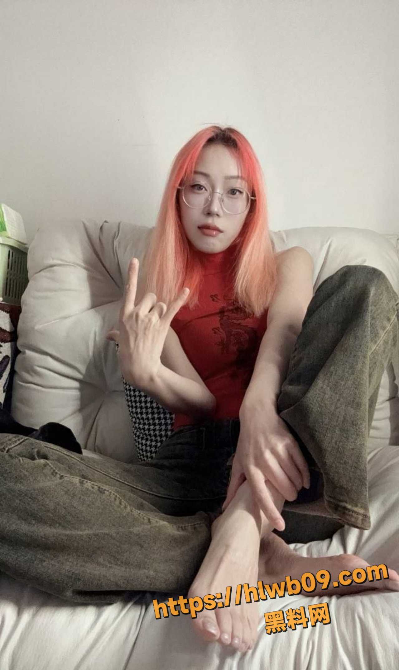 我和我的学生发生了关系 大量的淫水把我整个手掌都弄湿了！ 配图