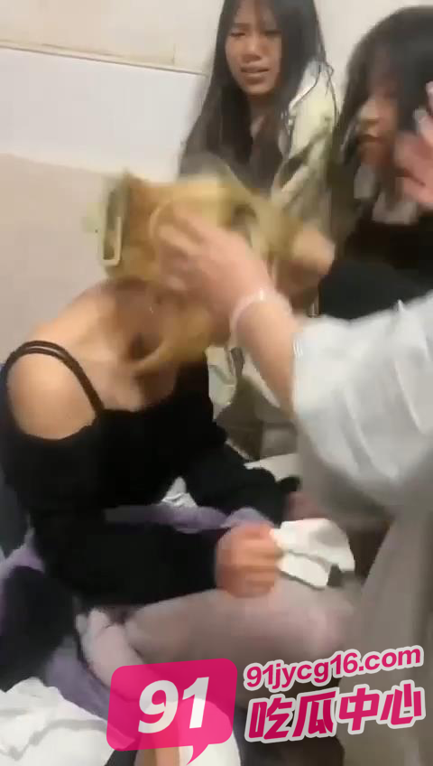 精神小妹惨遭扇脸霸凌 疑似抢了同伴男友 才十几岁就下手这么狠！ 配图3