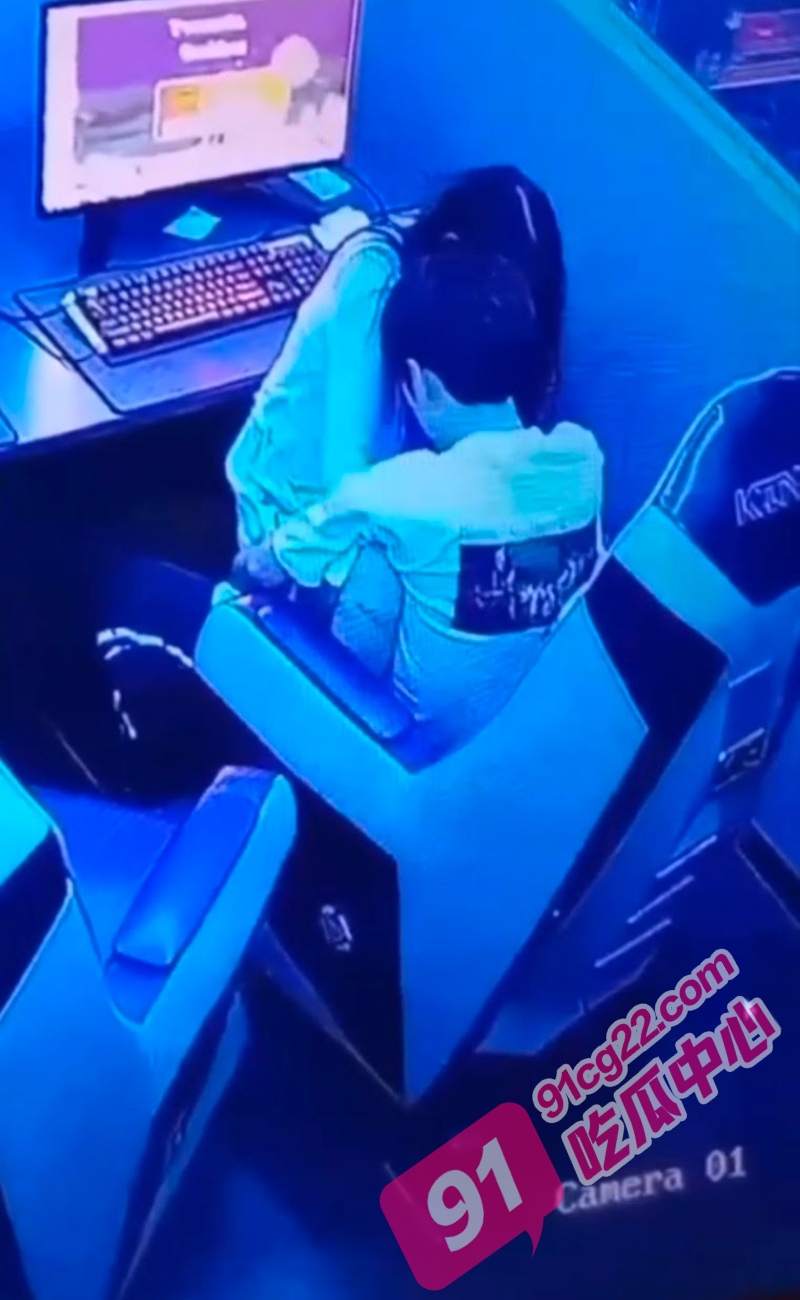 学生情侣精力旺盛 一边玩电脑一边操女友 网吧包房监控偷拍视频流出