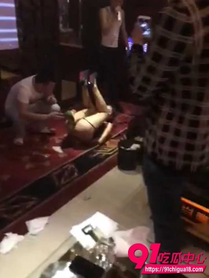 长发骚妹当众用骚逼夹紧开啤酒瓶5 长发骚妹当众用骚逼夹紧开啤酒瓶5