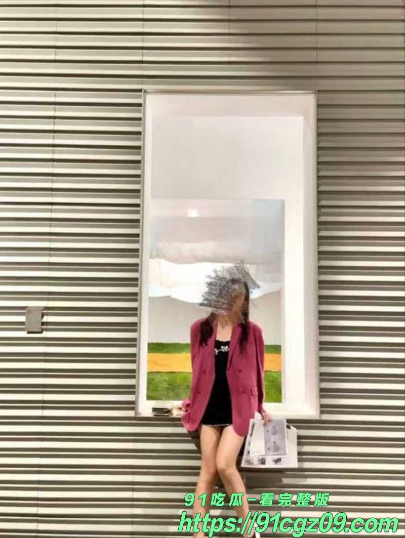 嫂子饥渴难耐勾引小叔子 趁着哥哥在房间睡觉 小叔子在客厅用力的操嫂子