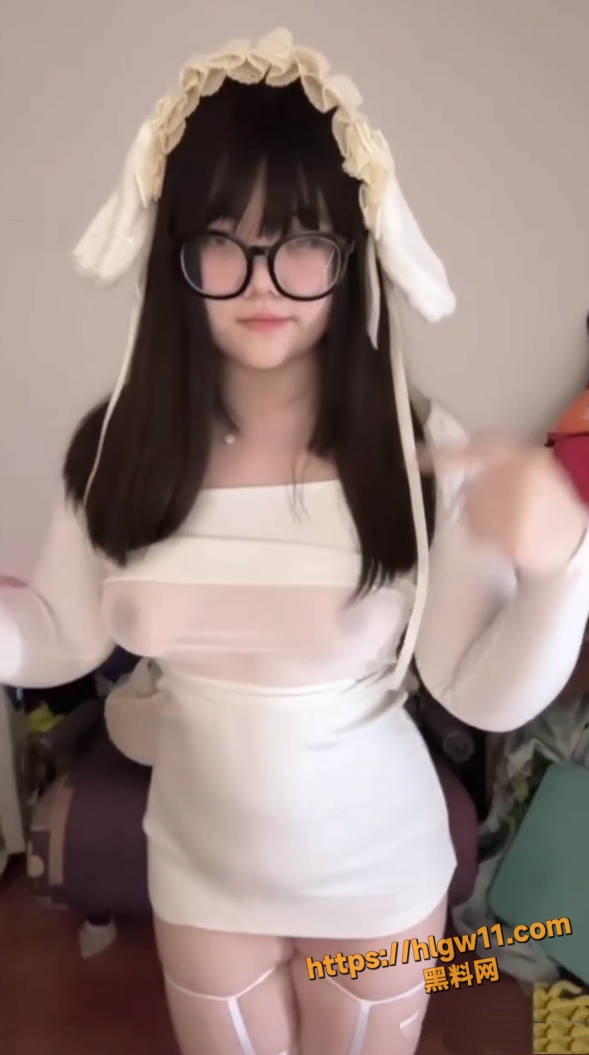 推特学生眼镜娘RINOxghm 很可爱的极品少女裸舞福利合集 微肉的女孩才是极品！