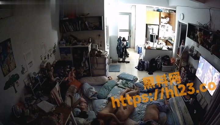 摄像头破解之年轻夫妻趁两子孩睡着偷偷的在打炮！孩子这么大了不怕子孩醒来尴尬吗？