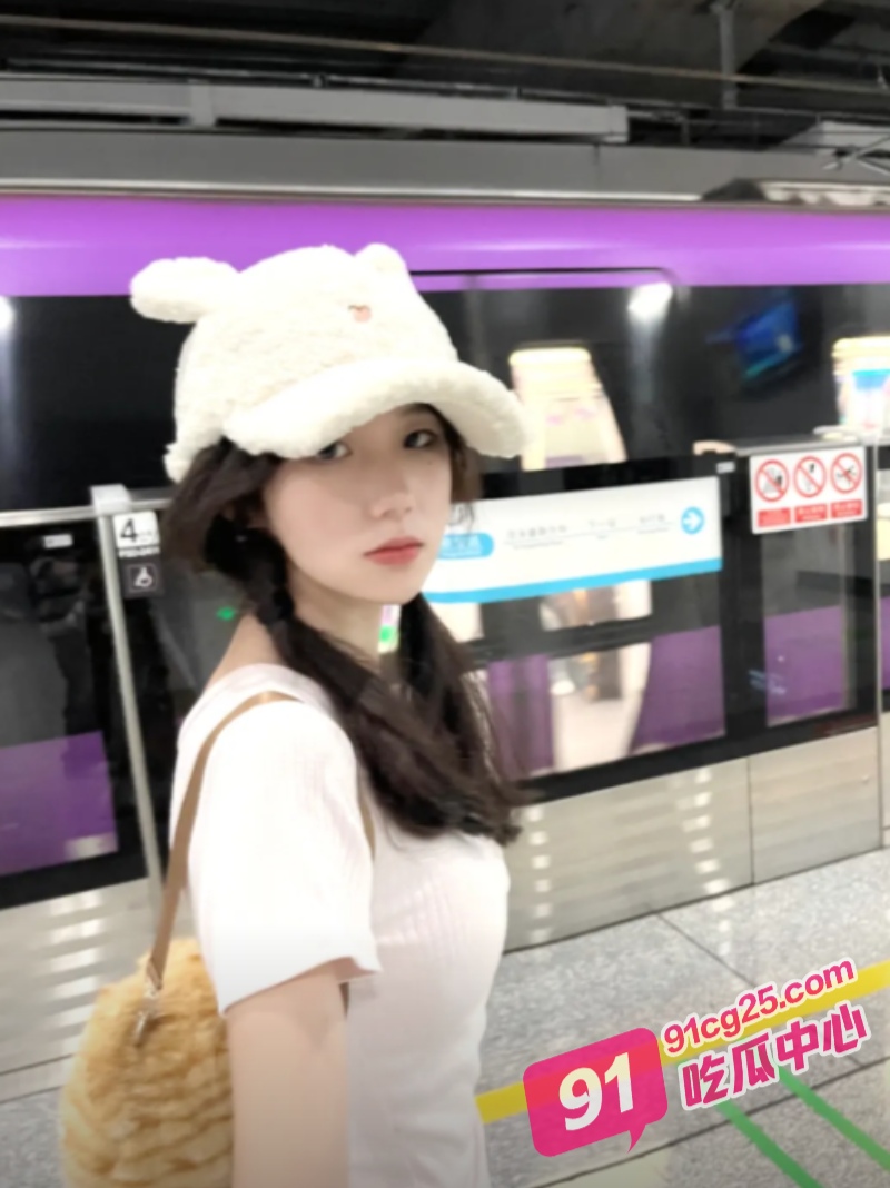 杭州育英大学邹忱诺 课堂上公然摸奶 朋友圈发骚便宜又好约！ 配图11