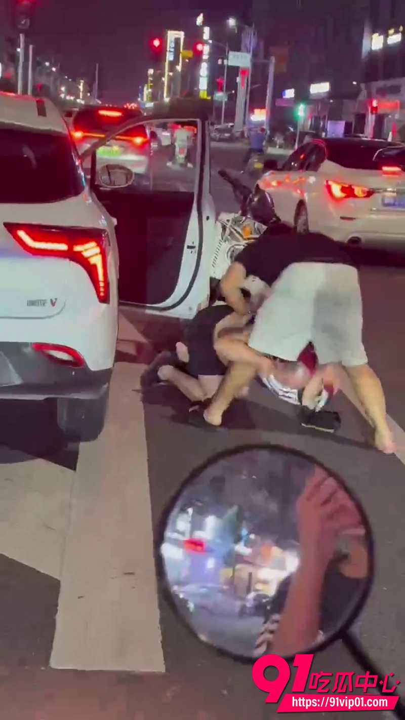 路怒大哥电动车逆行掉头 白车司机直接把她按地摩擦 现场别提多刺激了！