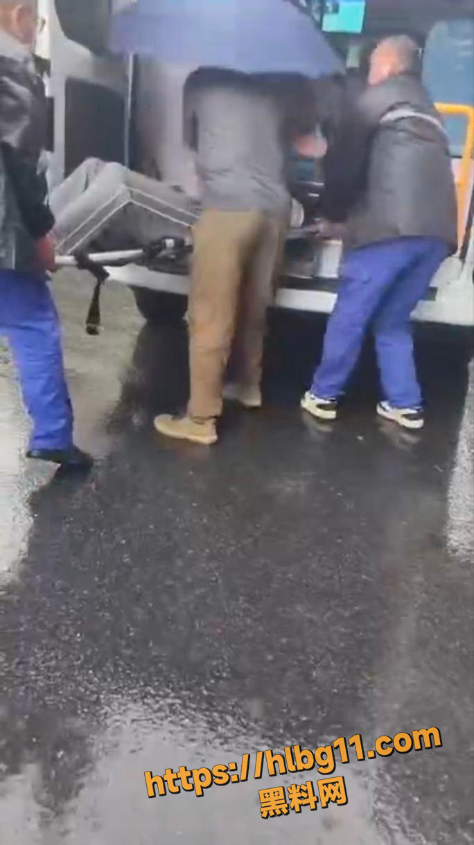 武汉郑远元修脚店门口 男子假装帮忙搬运伤员 突然从背后拿刀连续捅人数刀 视频完整版流出！