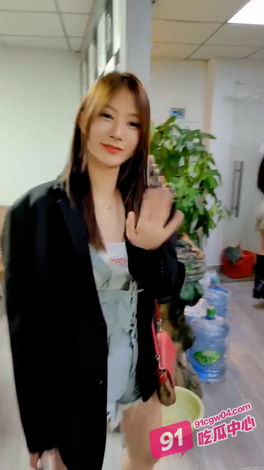 西安夜场小姐都是怎么面试的? 先用嘴自我介绍说 再用嘴咬着大屌! 配图2