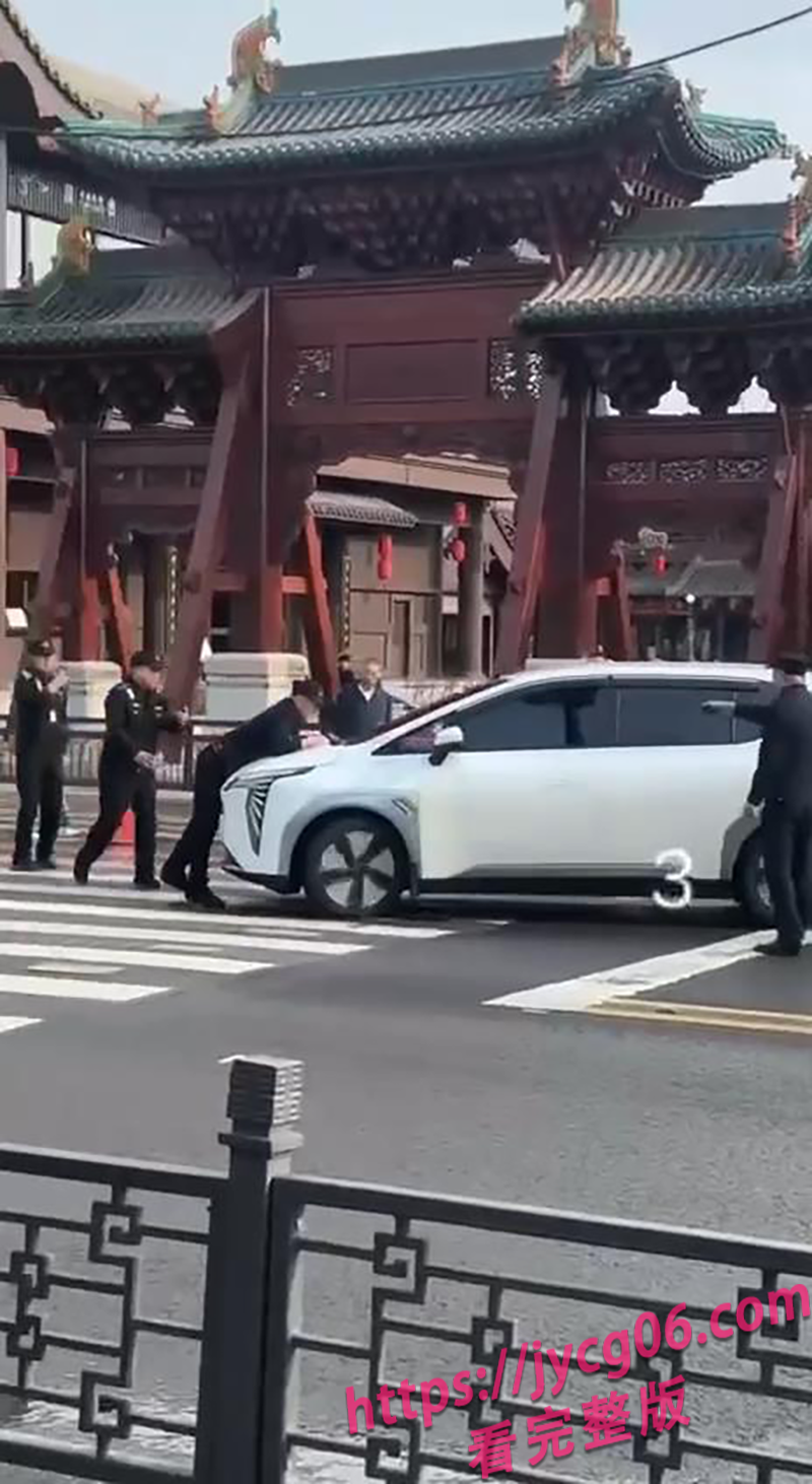 山西晋城街头大戏！电车顶着保安狂飙 交警都看傻了 配图2