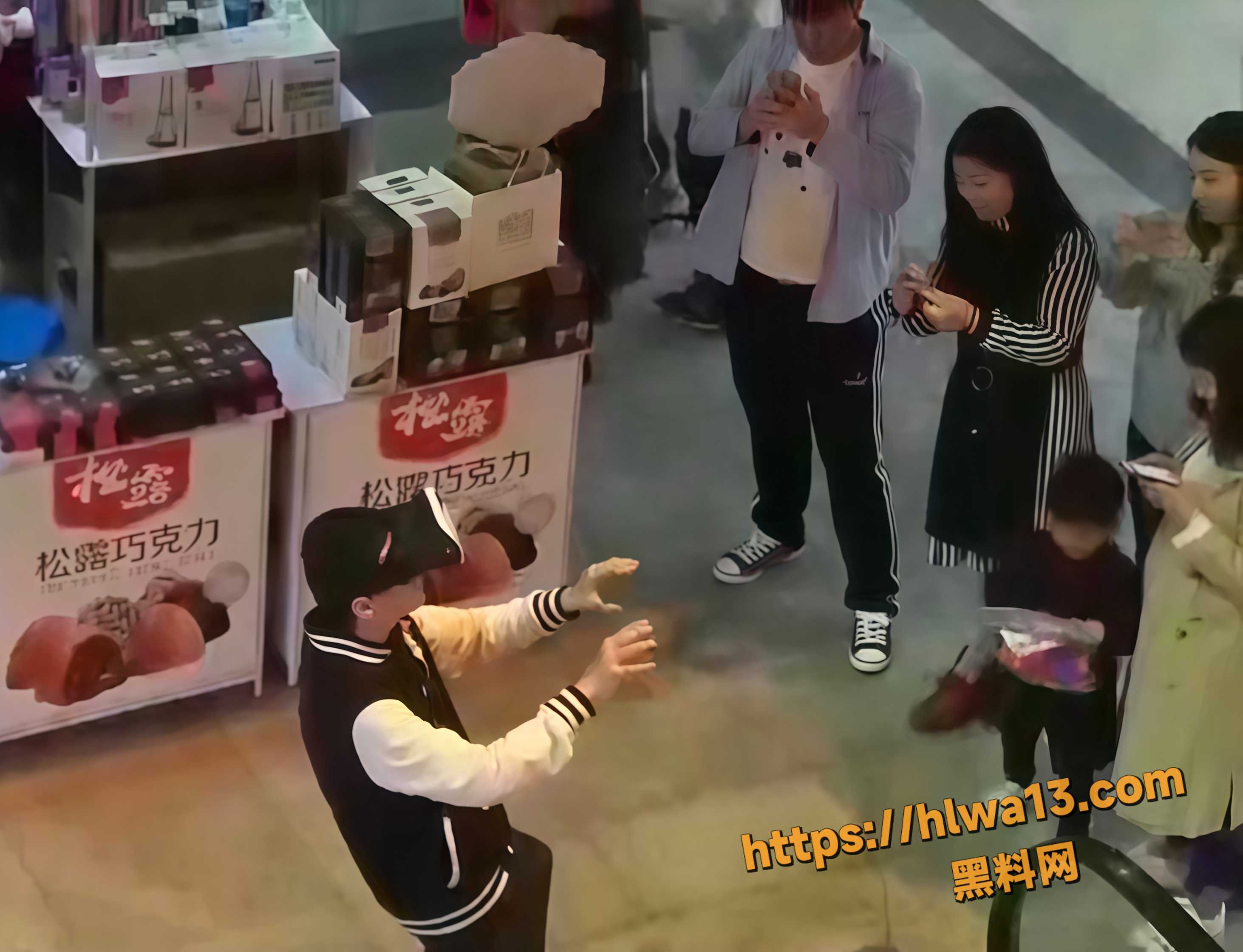 男子公共场所用VR眼镜沉浸式看黄片 双手悬空抓奶二弟勃起 引发多人围观 这得多社死啊