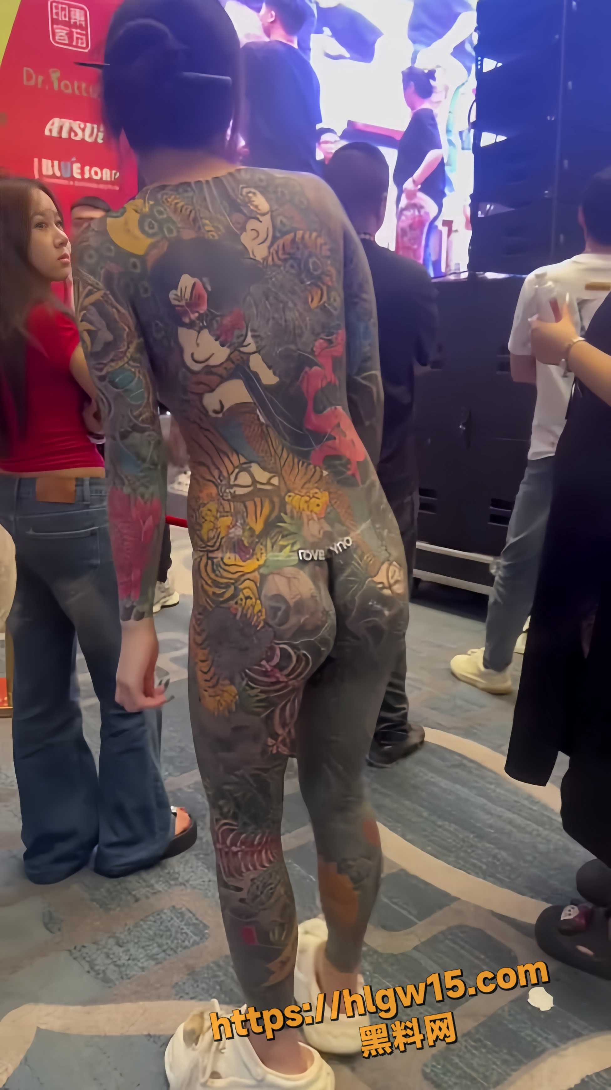 2025合肥纹身展 女生组选手表演才艺时 黑色纱衣女子直接跨坐在男评委大腿上 动作暧昧十足！