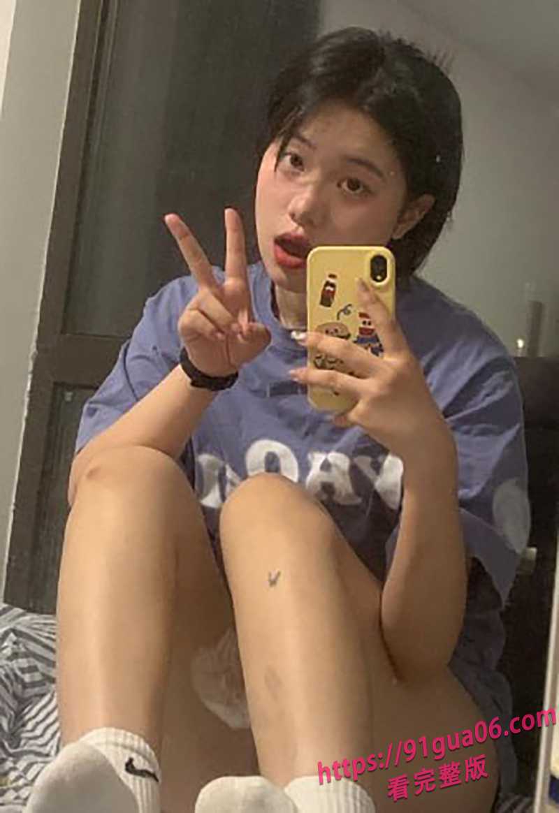 浙江学生妹刘嘉伊 在家发骚自拍泄密 挑逗眼神致命诱惑 配图