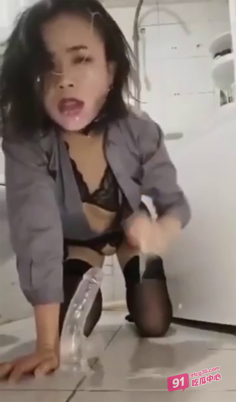 哈尔滨饥渴少妇 灵巧舌头跪地道具口交深喉 道具换成我的龟头就好了！ 配图