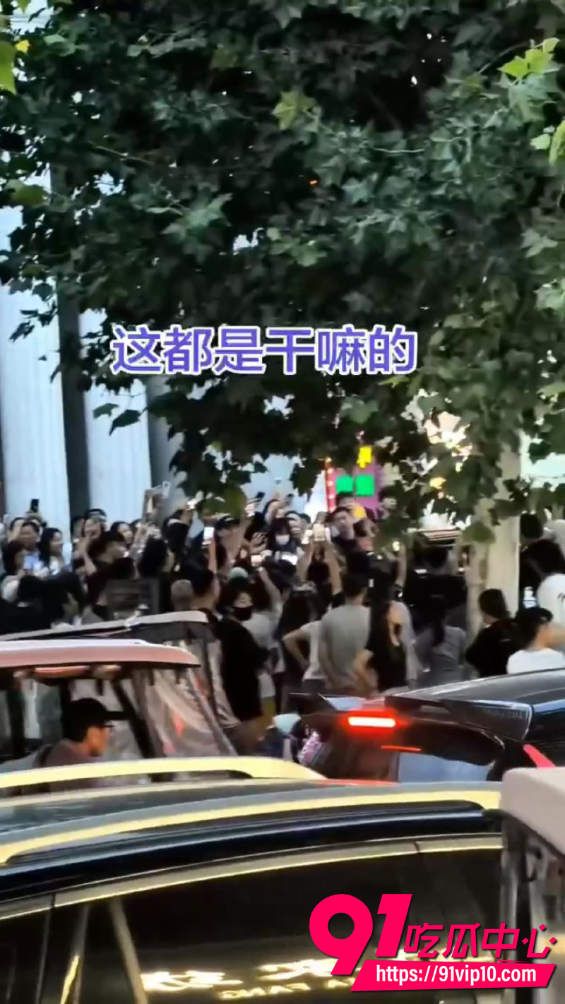 山东滕州女方骗婚拿走大叔17w 跟别的男人逛街被抓 场面极度混乱