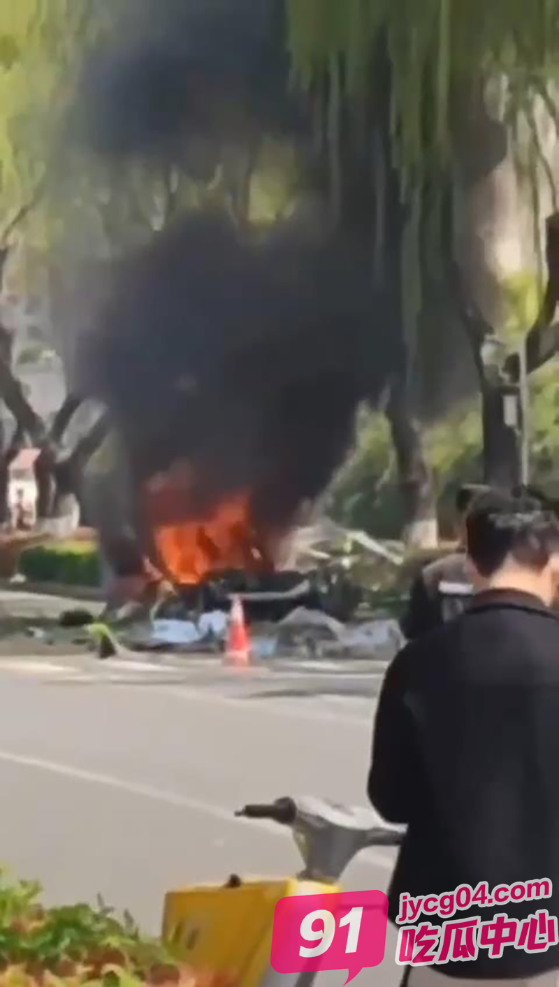 临沂车辆起火瞬间爆燃！司机惊险逃生！路人：拉易燃品不怕死？ 配图4