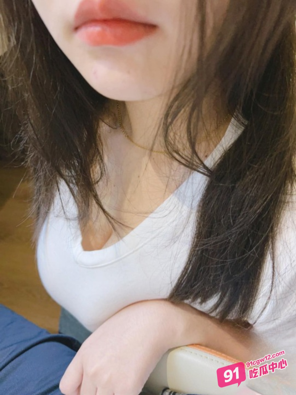 在电脑前刷着而爆乳丰臀的小姨子在胯下替我含着生殖器 配图5