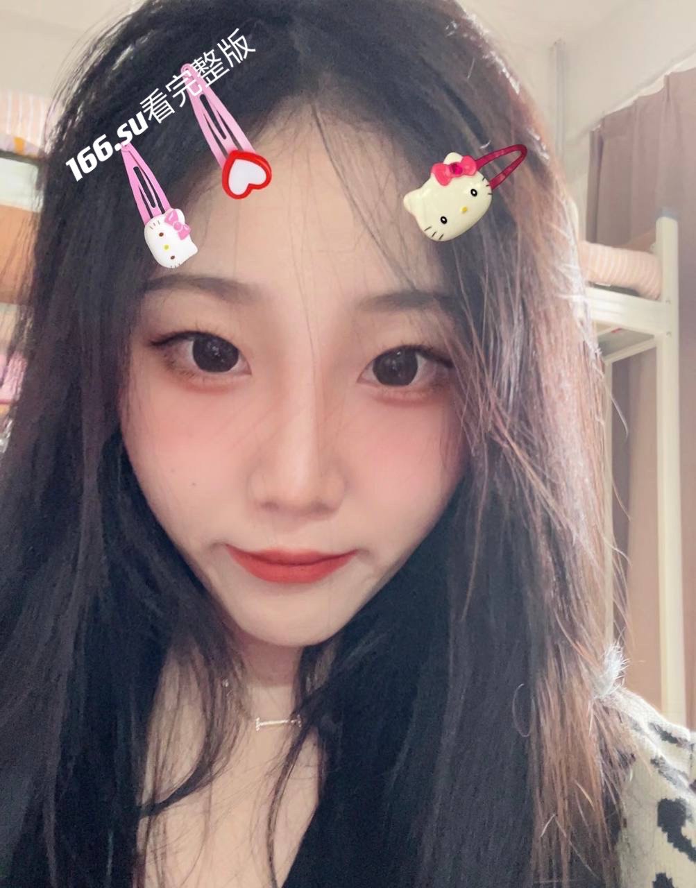 清纯美女分手后遭前任曝光，甜美私密照引发全网热议！