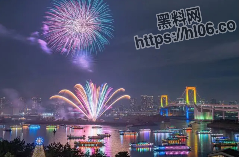 2023届日本东京隅田川花火大会 女子在执勤警察前脱光裸舞！
