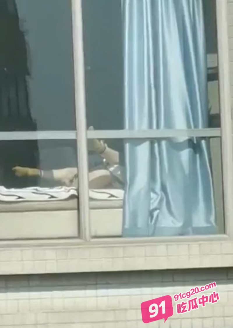 新加坡反差婊 一大早阳台全裸自慰 窗帘不拉黑森林全露 窗台大胆抠逼现场 配图2
